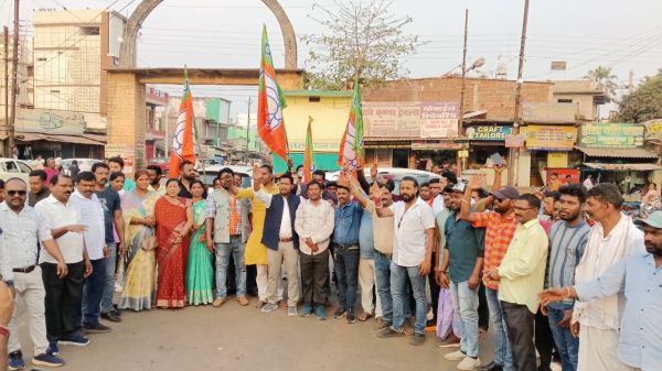 राष्ट्रपति द्रौपदी मुर्मू के कथित अपमान पर जशपुर में उबाल, भाजपा अनुसूचित जनजाति मोर्चा का जोरदार प्रदर्शन, बस स्टैंड में ममता बनर्जी का पुतला दहन कर जताया आक्रोश&rdquo;
