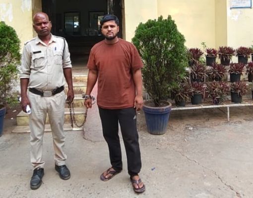 मैरिज गार्डन के पास देर रात हुई मारपीट का मुख्य आरोपी चढ़ा पुलिस के हत्थे, &ldquo;ऑपरेशन तलाश&rdquo; के तहत चक्रधरनगर पुलिस ने फरार मनीष बिहारी को घेराबंदी कर किया गिरफ्तार