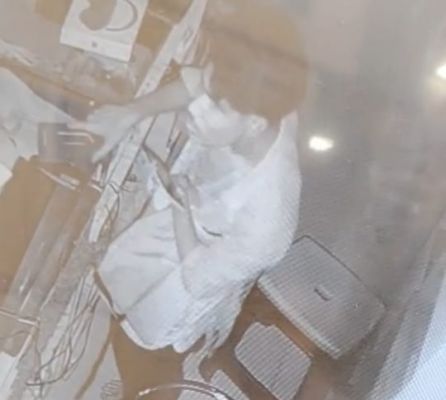 गोपी टॉकीज के सामने मोबाइल शॉप में फिल्मी अंदाज में लाखों की चोरी, 16 आईफोन और नकदी पार; सीसीटीवी में कैद संदिग्ध की तलाश में जुटी कोतवाली पुलिस