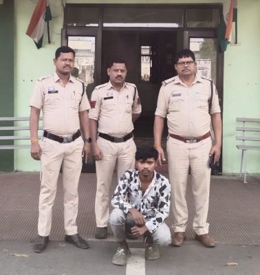 शादी के घर की खुशियों के बीच शर्मनाक वारदात: नाबालिग बालिका को जबरन कमरे में खींचकर छेड़खानी की कोशिश, परिजनों की सतर्कता से खुली करतूत&mdash;रायगढ़ पुलिस ने आरोपी युवक को दबोचकर POCSO में भेजा जेल