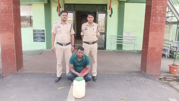 ऑपरेशन आघात&rdquo; का जोरदार प्रहार : पुलिस की ताबड़तोड़ रेड में 35 लीटर महुआ शराब जब्त, इन थाने क्षेत्र से तीन आरोपी गिरफ्तार