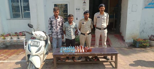 ऑपरेशन आघात&rdquo; के तहत रायगढ़ पुलिस की ताबड़तोड़ कार्रवाई, स्कूटी में छिपाकर लाई जा रही शराब पकड़ी गई, गांवों में बन रही महुआ शराब भी जब्त