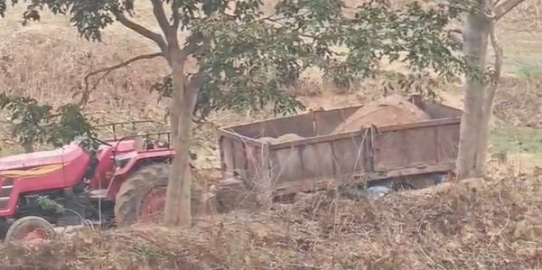 शहर के बीच बहने वाली बाकी नदी में खुलेआम बालू तस्करी , समाजसेवी रामप्रकाश पाण्डे ने उठाई आवाज; बोले&mdash;बालू ही नदियों की हड्डियां, खत्म हुई रेत तो नदी भी हो जाएगी खत्म