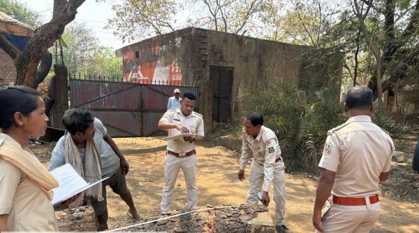 बिना लाइसेंस चल रही आरा मशीन पर वन विभाग का शिकंजा, कुसमुरा स्थित उमाशंकर सॉ मिल पर छापा मारकर कार्रवाई &mdash; भारी मात्रा में लकड़ी मिलने के बाद सॉ मिल सील, काष्ठ चिरान अधिनियम की कई धाराओं का उल्लंघन उजागर