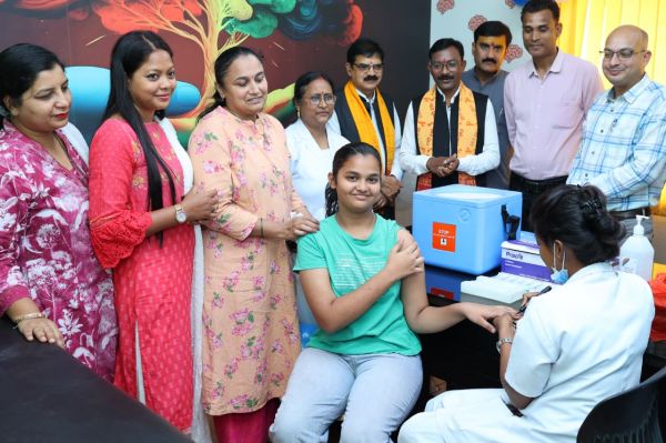जिला चिकित्सालय से शुरू हुआ अभियान, 14 से 15 वर्ष आयु वर्ग की छात्राओं को लगाया जाएगा निःशुल्क टीका, अभिभावकों से बेटियों को टीकाकरण कराने की अपील