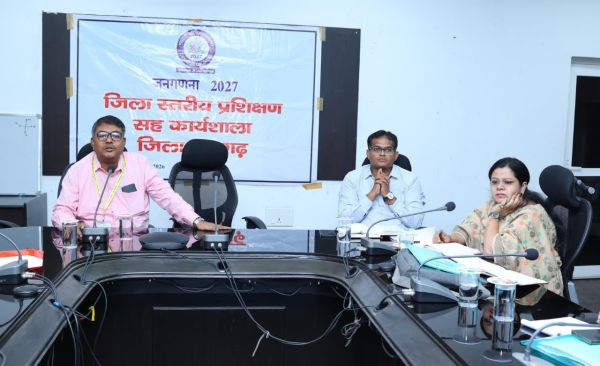 जनगणना की तैयारियों को लेकर प्रशासन सक्रिय, अधिकारियों को दिया गया रिफ्रेशर प्रशिक्षण मई से शुरू होगा मकान सूचीकरण और मकानों की गणना का फील्ड कार्य, दो चरणों में पूरी होगी प्रक्रिया