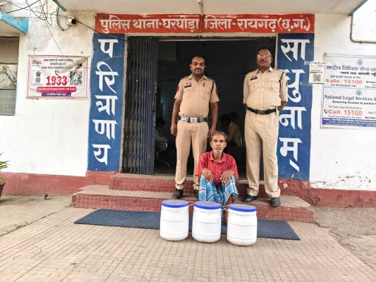 ऑपरेशन आघात&rdquo; में रायगढ़ पुलिस का बड़ा एक्शन: 24 घंटे में 7 कार्रवाई, 174 लीटर महुआ-देशी-अंग्रेजी शराब जब्त, एक मोटरसाइकिल भी पकड़ी गई