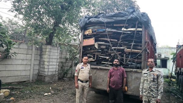 ऑपरेशन प्रहार में रायगढ़ पुलिस का बड़ा एक्शन: 48 घंटे में 75 टन अवैध स्क्रैप जब्त, 60.69 लाख की संपत्ति पकड़ी गई ,तीन थाना क्षेत्रों में ताबड़तोड़ कार्रवाई, चार ट्रकों से लाखों का कबाड़ बरामद