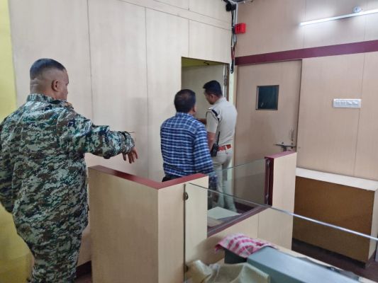 रायगढ़ में टली बड़ी बैंक लूट की वारदात: जूटमिल पुलिस की सतर्कता से आधी रात में ध्वस्त हुई लुटेरों की साजिश, चैनल गेट तोड़कर बैंक में घुसे बदमाश डीवीआर उखाड़कर लॉकर तोड़ने ही वाले थे कि पहुंच गई पुलिस&mdash;फरार आरोपियों की तलाश तेज,