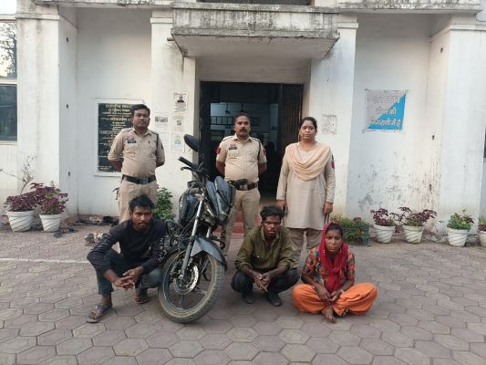 कोतवाली पुलिस की मुस्तैदी से 24 घंटे में बड़ी सफलता: जिला अस्पताल से चोरी हुई हीरो ग्लैमर एक्स-टेक बाइक बरामद, महिला सहित तीन आरोपी गिरफ्तार
