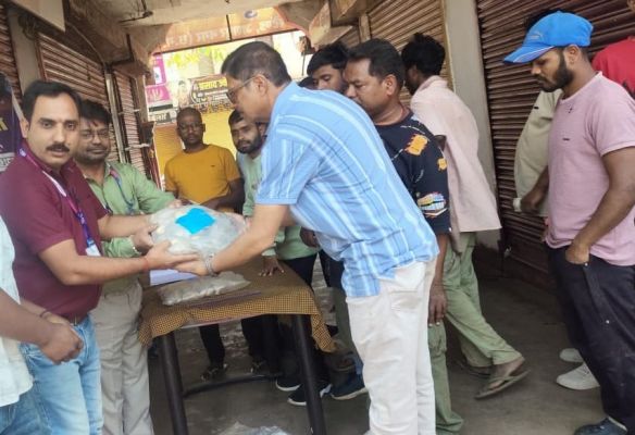 जशपुर में छुट्टों की किल्लत खत्म करने एसबीआई की सराहनीय पहल, 50 हजार रुपये के 10 रुपये के सिक्के बस स्टैंड पर वितरित, व्यापारियों और ग्राहकों को रोजमर्रा के लेन-देन में मिली बड़ी राहत