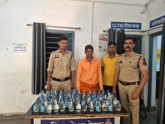 &ldquo;ऑपरेशन आघात&rdquo; का पुसौर में जबरदस्त असर: पुलिस ने स्कूटी से हो रही अवैध शराब तस्करी पर कसा शिकंजा, 70 नग देशी शराब के साथ आरोपी गिरफ्तार