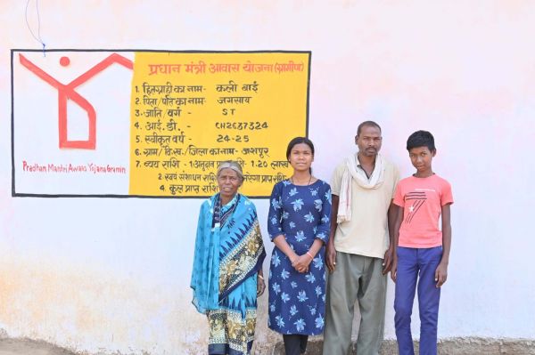 पीएम जनमन आवास योजना से विशेष पिछड़ी जनजाति किसनी बाई और अरविन्द राम के पक्के आशियाना का सपना हुआ पूरा