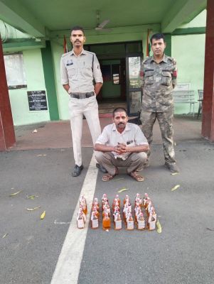 ऑपरेशन आघात&rdquo; का बड़ा प्रहार: होटल की आड़ में चल रहा था शराब का काला कारोबार, पुलिस की रेड में 35 पाव अंग्रेजी शराब जब्त, संचालक गिरफ्तार