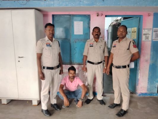 ऑपरेशन आघात&rdquo; का बड़ा धमाका : जूटमिल पुलिस की सतर्कता से गांजा तस्करी का पर्दाफाश, नाकेबंदी में मध्यप्रदेश का तस्कर गिरफ्तार