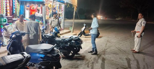 विजुअल पुलिसिंग का सख्त वार: रायगढ़ में खुलेआम शराबखोरी पर पुलिस का शिकंजा, सड़कों पर उतरी पुलिस&mdash;एक्शन मोड में प्रशासन, असामाजिक तत्वों में हड़कंप