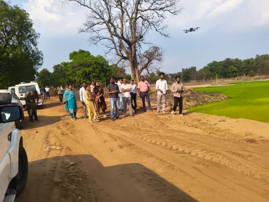 हाईटेक एक्शन में उतरा प्रशासन:&nbsp;ड्रोन की पैनी नजर और जमीनी सघन जांच से अवैध मादक खेती पर कसा शिकंजा, घरघोड़ा&ndash;तमनार के गांवों में प्रशासन का वृहद अभियान, खेत-खेत पहुंचकर की गई पड़ताल
