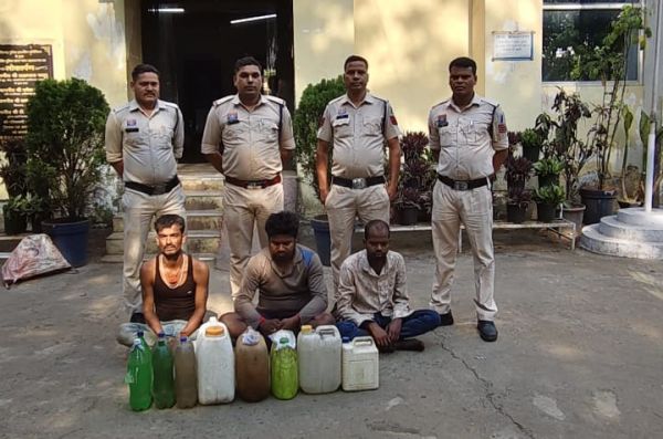 ऑपरेशन आघात&rdquo; का महाएक्शन: अवैध शराब माफियाओं पर पुलिस का ताबड़तोड़ हमला, 48 घंटे में 10 गिरफ्तार &mdash; 93 लीटर महुआ, 59 पाव देशी-विदेशी शराब और 2 बाइक जब्त, SSP का सख्त अल्टीमेटम
