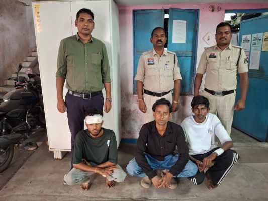 मारपीट, हथियारबाजी और दहशत फैलाने वालों पर रायगढ़ पुलिस का सख्त एक्शन&mdash;दो थाना क्षेत्रों में 6 आरोपी दबोचे, तलवार और खुरपी जब्त, सभी को न्यायिक रिमांड, जिले में लगातार जारी सख्ती!