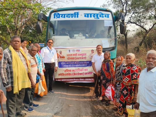 अटल वयो अभ्युदय योजना के तहत 19 वरिष्ठ नागरिकों को मिलेगी नई रोशनी,रायपुर एम्स में होगा निःशुल्क मोतियाबिंद ऑपरेशन, जिला मुख्यालय से विशेष व्यवस्था के साथ रवाना