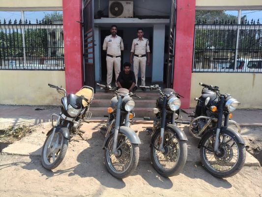 खरसिया में दुपहिया वाहन चोर गिरोह का भंडाफोड़, 1 आरोपी समेत 5 नाबालिग पकड़े गए &mdash; तीन बुलेट और वारदात में इस्तेमाल बाइक बरामद