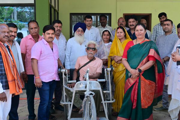 जब जनप्रतिनिधि खुद सुनें जनता की पीड़ा &mdash; पत्थलगांव में जनदर्शन बना राहत का सबसे बड़ा मंच, दिव्यांग को मिली नई राह