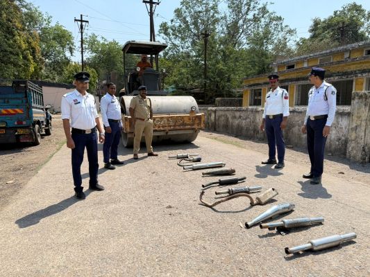 तेज आवाज और स्टंटबाजी पर पुलिस का बड़ा एक्शन&mdash; मॉडिफाई साइलेंसर लगाने वाले युवकों पर शिकंजा, अभिभावकों को बुलाकर दी कड़ी चेतावनी; बुलडोजर से साइलेंसर खत्म कर दिया सख्त संदेश&rdquo;