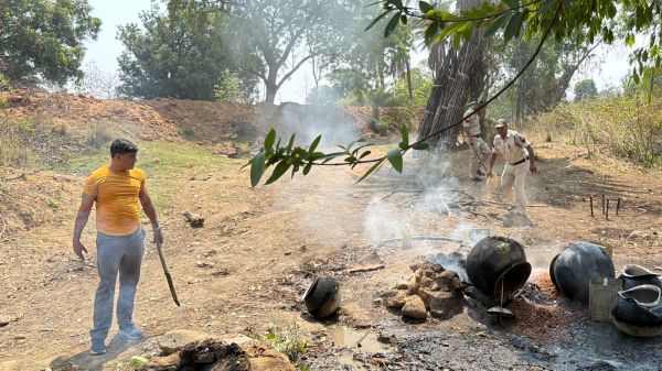 भट्ठियों पर चला पुलिस का बुलडोजर एक्शन&rdquo; &mdash; 8 अवैध ठिकाने खत्म, शराब कारोबारियों को कड़ी चेतावनी, अब नहीं बचेगा कोई भी दोषी