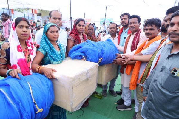 घरघोड़ा जनसमस्या निवारण शिविर बना उम्मीदों का केंद्र &mdash; सैकड़ों ग्रामीणों को मिला राहत का तोहफा, 43 हितग्राहियों को मौके पर ही लाभ, सांसद राधेश्याम राठिया ने कहा &ldquo;सरकार अब आपके द्वार