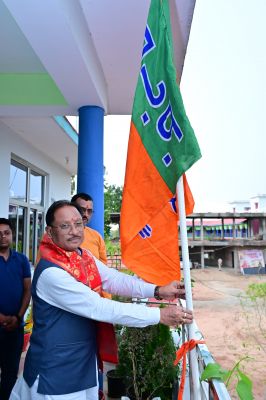 &ldquo;स्थापना दिवस पर बगिया में लहराया कमल का ध्वज, मुख्यमंत्री विष्णुदेव साय का कार्यकर्ताओं को संदेश&mdash;राष्ट्रसेवा ही भाजपा का मूल मंत्र, संगठन की शक्ति से ही बनेगा आत्मनिर्भर भारत&rdquo;