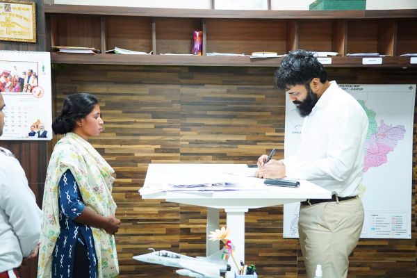 कलेक्टर श्री रोहित व्यास ने जनदर्शन में सुनी आमजन की समस्याएँ,अधिकारियों को समयबद्ध एवं पारदर्शी निराकरण के दिए निर्देश