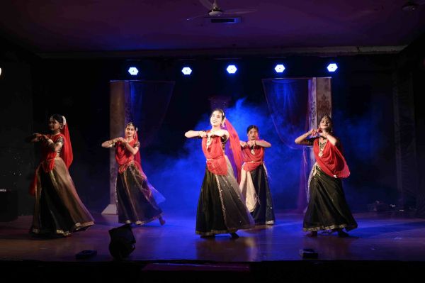 जशरंग राष्ट्रीय नाट्य महोत्सव के चौथे दिन कला, संस्कृति और भावनाओं का अद्भुत संगम &mdash; छात्राओं के लोकनृत्य और भरतनाट्यम ने मोहा मन, &ldquo;रवि वर्मा: द अनटोल्ड बैटल&rdquo; ने दर्शकों को किया भावुक