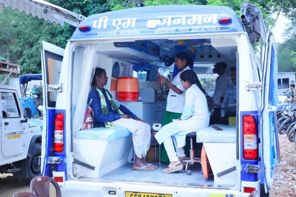 पीएम जनमन योजना का असर: सुदूर वनांचल में बिरहोर जनजाति तक पहुंची आधुनिक स्वास्थ्य सेवाएं, मोबाइल मेडिकल यूनिट बनी जीवन रक्षक