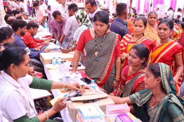 खरसिया शिविर में 250 से अधिक लोगों ने करायी स्वास्थ्य जांच, 10 ने किया रक्तदान,निःशुल्क जांच, दवा वितरण और आयुष्मान कार्ड से मिली राहत
