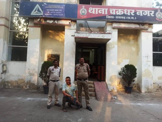 आईपीएल सट्टे पर रायगढ़ पुलिस का बड़ा प्रहार &mdash; &ldquo;ऑपरेशन अंकुश&rdquo; में बॉल टू बॉल सट्टा लिखते दो आरोपी रंगे हाथ गिरफ्तार, UPI ट्रांजैक्शन से खुला नेटवर्क का राज