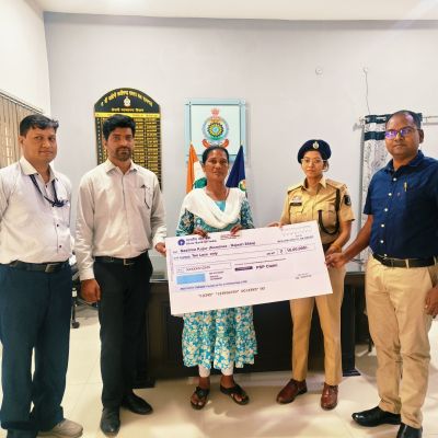कर्तव्यपथ पर बलिदान का सम्मान&mdash;दिवंगत प्रधान आरक्षक के परिवार को मिली 10 लाख की बीमा सहायता, पुलिस विभाग बना सहारा