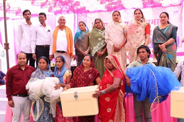 मत्स्य पालन से बदली तस्वीर, बबीता बघेल का &lsquo;नई दिशा&rsquo; समूह बना मिसाल,15 महिलाओं को मिला रोजगार, शिविर में मिला आइस बॉक्स, बढ़ी आय के अवसर