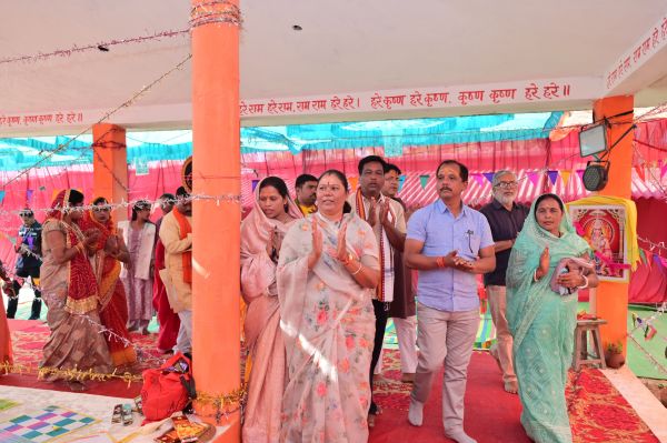 ठाकुरमुड़ा में तीन दिवसीय अष्ट प्रहरी आयोजन में विधायक गोमती साय की गरिमामयी उपस्थिति, क्षेत्र की सुख-समृद्धि और शांति के लिए विधि-विधान से की गई विशेष पूजा-अर्चना