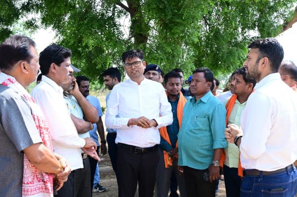 वित्त मंत्री श्री चौधरी ने पुसौर में लाइब्रेरी, पुष्पवाटिका एवं तालाब सौंदर्यीकरण कार्यों का किया निरीक्षण,समीक्षा बैठक में प्रगति का किया गहन मूल्यांकन, अधिकारियों को दिए निर्देश