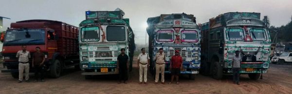 &ldquo;ऑपरेशन_प्रहार&rdquo; में रायगढ़ पुलिस का महाप्रहार&mdash;21 लाख का अवैध कबाड़ जब्त, 5 वाहनों पर एक साथ कार्रवाई, 4 आरोपी गिरफ्तार, कबाड़ माफिया के नेटवर्क में मचा हड़कंप
