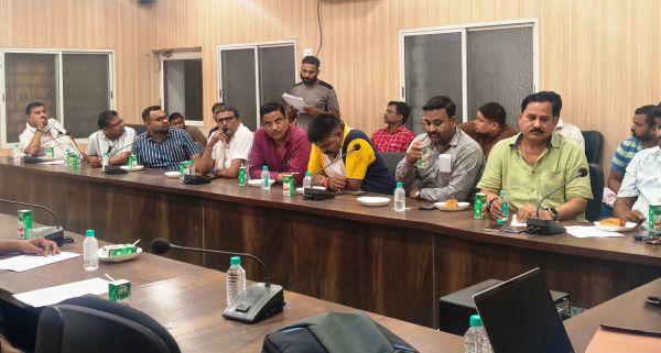 सड़क सुरक्षा पर रायगढ़ पुलिस का सख्त रुख&mdash;ट्रांसपोर्टरों को जारी किए कड़े निर्देश, शराब पीकर ड्राइविंग, ओवरलोडिंग और लापरवाही पर अब नहीं बख्शा जाएगा