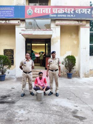 रायगढ़ में अवैध महुआ शराब कारोबार पर पुलिस का शिकंजा कसता गया, 5 आरोपी दबोचे, 62 लीटर से ज्यादा जहरीली शराब जब्त