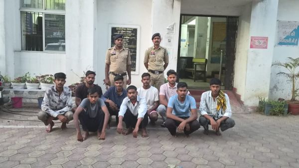 मैरिन ड्राइव में आधी रात का खूनी बवाल: छोटा हाथी खड़ा करने के विवाद ने लिया हिंसक मोड़, डंडा-रॉड और बेसबॉल बैट से युवकों पर जानलेवा हमला, रायगढ़ पुलिस की ताबड़तोड़ कार्रवाई में 9 आरोपी गिरफ्तार, 3 नाबालिग भी हिरासत में