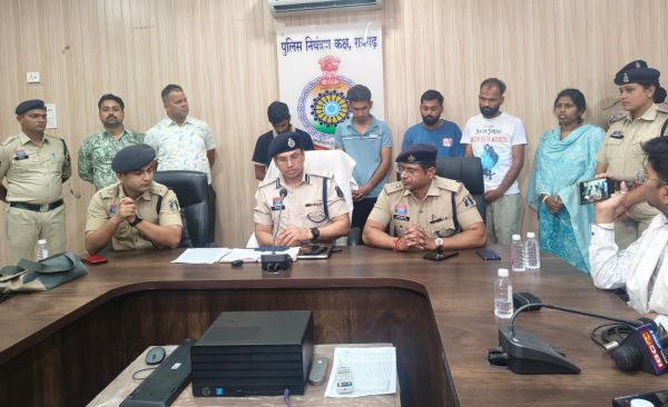 डिजिटल अरेस्ट का खौफ दिखाकर लाखों की ठगी करने वाला हाईटेक गैंग ध्वस्त &mdash; रायगढ़ पुलिस की सटीक कार्रवाई में बैंक कर्मचारी मास्टरमाइंड समेत 5 अंतर्राज्यीय आरोपी गिरफ्तार, देशभर में फैले साइबर जाल का बड़ा खुलासा