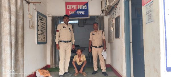 छाल पुलिस की ताबड़तोड़ कार्रवाई: मवेशी वध से मचा हड़कंप, 60 वर्षीय आरोपी रामसाय सारथी गिरफ्तार &mdash; धारदार हथियार के साथ मिला सबूत, पशुक्रूरता अधिनियम के तहत भेजा गया न्यायिक रिमांड पर