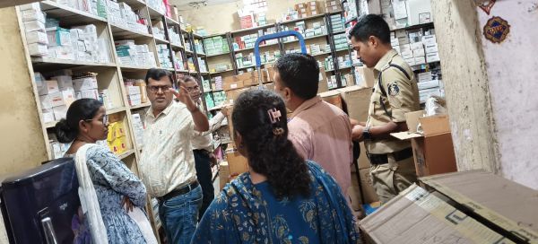 सही दवा-सुरक्षित आहार&rdquo; अभियान के तहत रायगढ़ में बड़ी कार्रवाई, थोक दवा बाजार में मचा हड़कंप&mdash;गुणवत्ता जांच के लिए नमूने जब्त, दस्तावेज खंगालने के सख्त निर्देश, 11 मई तक चलेगा विशेष अभियान