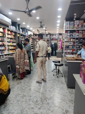 &ldquo;गांव-गांव पहुंचा &lsquo;सही दवा-शुद्ध आहार&rsquo; अभियान, रायगढ़ में मेडिकल व कॉस्मेटिक दुकानों पर सख्त निगरानी&mdash;लाइसेंस, एक्सपायरी और गुणवत्ता की बारीकी से जांच