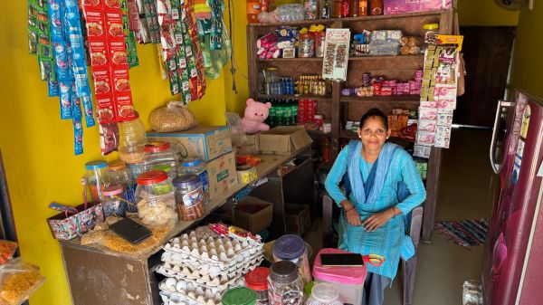 &ldquo;मजदूरी से खुद की दुकान तक का सफर: &lsquo;कृति किराना स्टोर&rsquo; ने बदली करतम सविता की जिंदगी, हर महीने 8&ndash;10 हजार की कमाई से बनीं आत्मनिर्भर &lsquo;लखपति दीदी&rsquo;&rdquo;