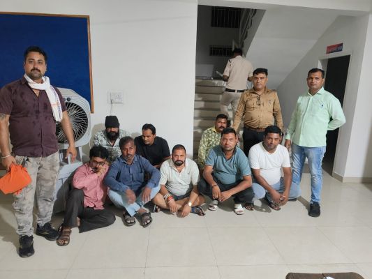 &ldquo;ऑपरेशन अंकुश&rdquo; का बड़ा धमाका : रायगढ़ पुलिस की ताबड़तोड़ रेड में जूटमिल के स्ट्रीट लाइट तले चल रहे जुआ फड़ का भंडाफोड़, 08 जुआरी धराए, ₹24,200 नगदी और ताश पत्ती जब्त, दो हिस्ट्रीशीटर भी शिकंजे में