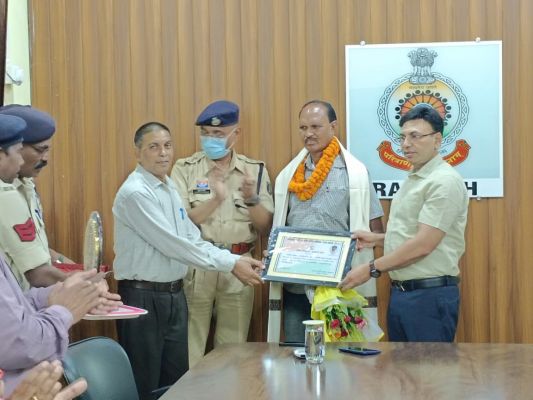 कर्तव्यनिष्ठा, अनुशासन और समर्पण की मिसाल रहे देवसाय तिर्की को एसएसपी शशि मोहन सिंह ने दी शुभकामनाएं, कहा&mdash;सेवानिवृत्ति नहीं, जीवन का नया स्वर्णिम अध्याय